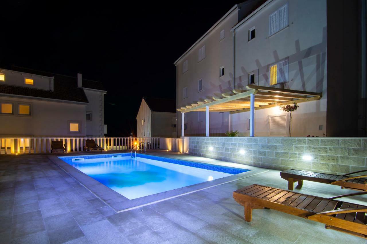 Apartments Sara Bol Exterior photo