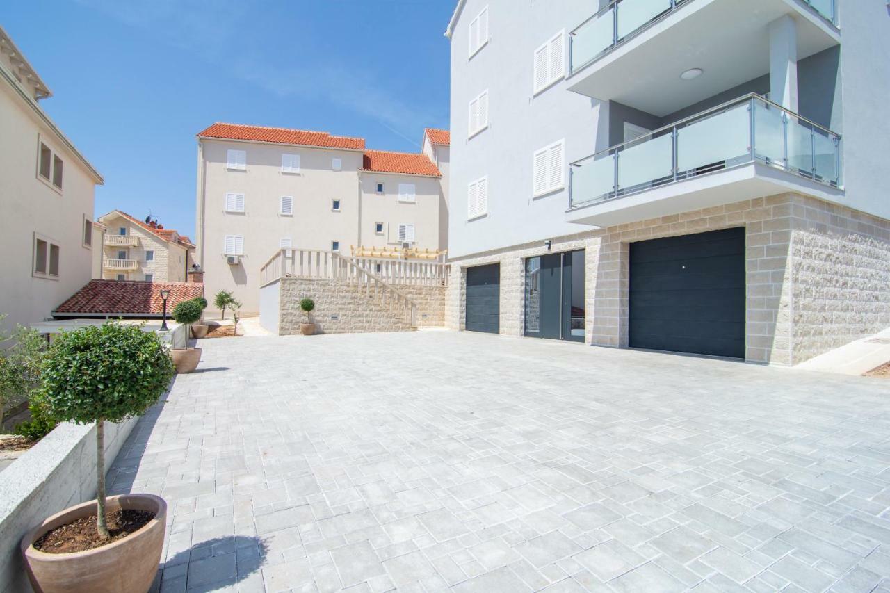 Apartments Sara Bol Exterior photo