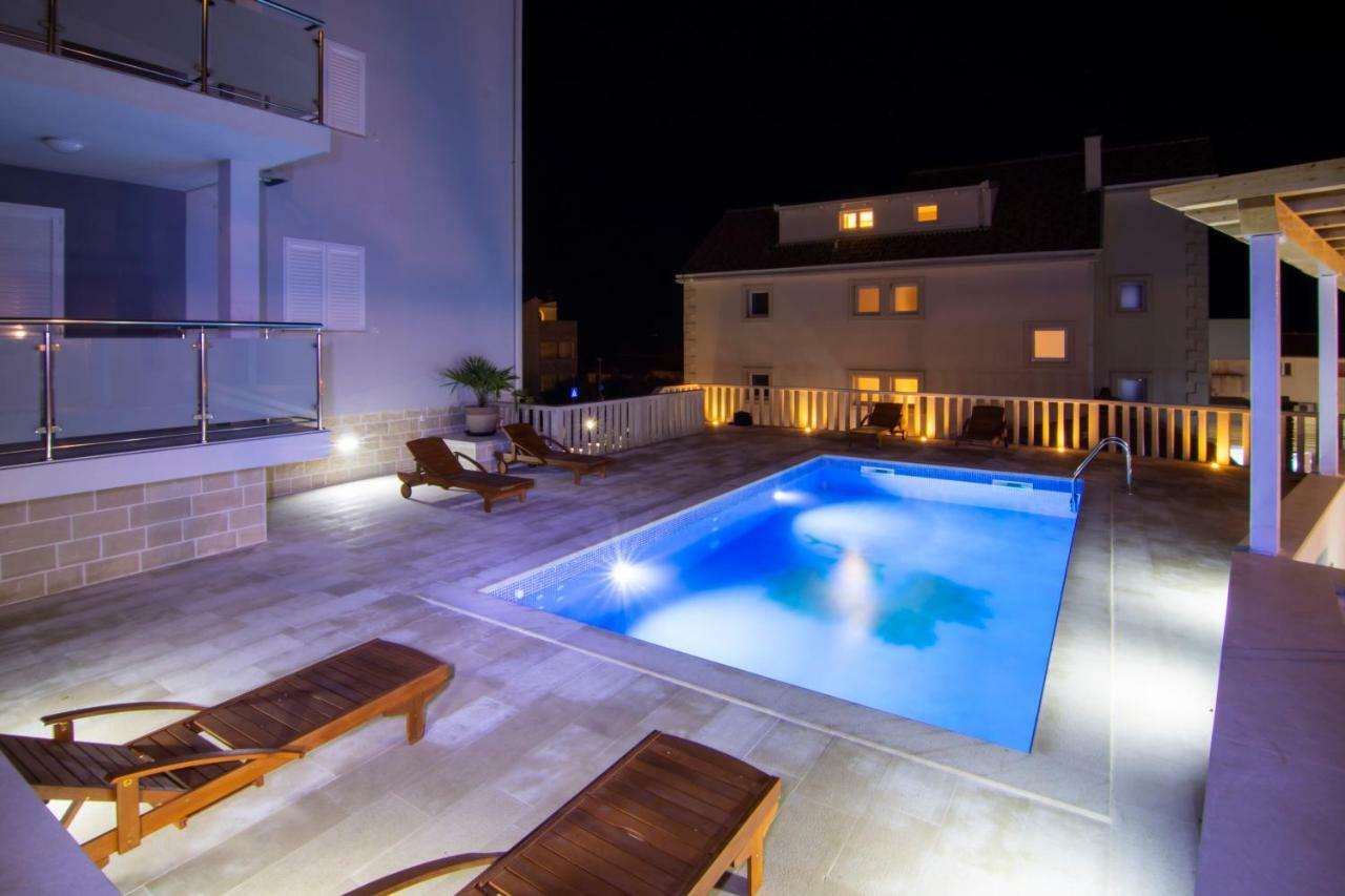 Apartments Sara Bol Exterior photo