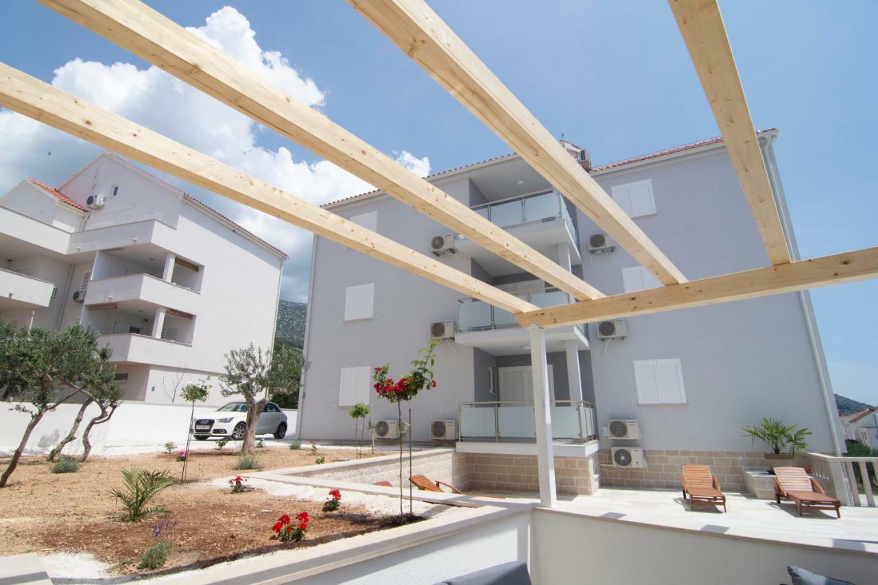 Apartments Sara Bol Exterior photo