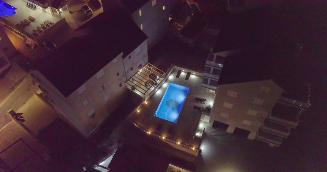 Apartments Sara Bol Exterior photo